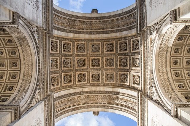 El Arco del Triunfo de París es empaquetado tal como soñó Christo
