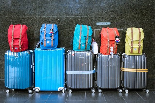 Correos colaborará con los hosteleros para ofrecer soluciones a los viajeros con el transporte de maletas