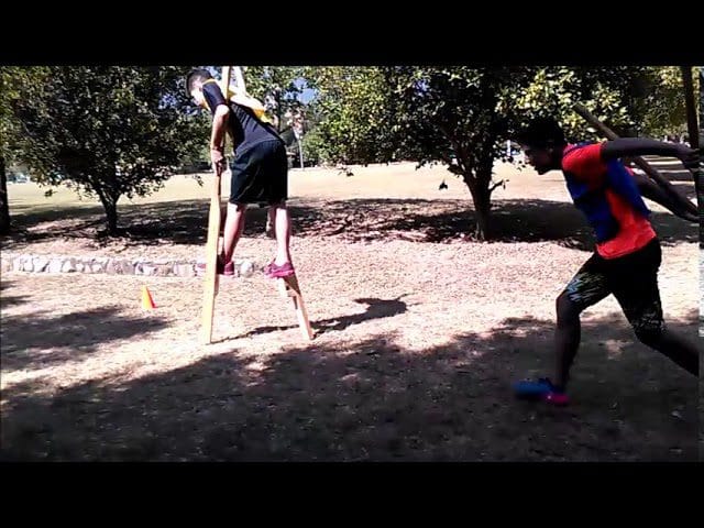 El origen y reglas del juego de las carreras de zancos