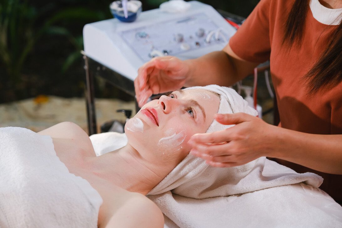 Close up of a young woman having a facial massage at the spa - Diario a pie de barrio